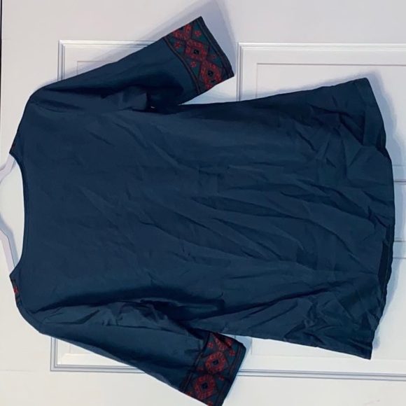 Two of the same shirts different colors size S - Picture 3 of 4